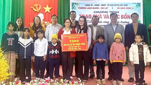 Phường Lang Biang-Đà Lạt trao 200 áo đồng phục tặng học sinh Trường tiểu học và trung học cơ sở Đưng K’Nớ, xã Đam Rông 4. (Ảnh CTV)
