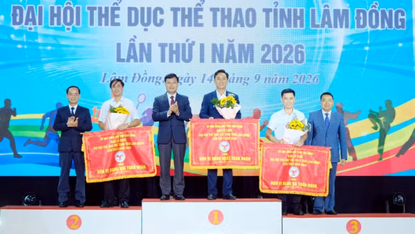 Ban tổ chức vinh danh các đoàn thể thao xếp hạng nhất, nhì, ba toàn đoàn. (Ảnh: V.Q)