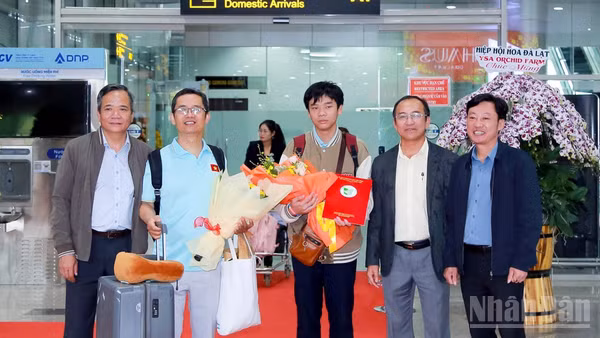 Phó Giám đốc Sở Giáo dục và Đào tạo tỉnh Lâm Đồng Trần Đức Lợi (thứ hai, bên phải) chúc mừng em Đặng Huy Hậu (giữa) xuất sắc giành huy chương Bạc tại Kỳ thi Olympic Tin học quốc tế 2026. (Ảnh: CTV)