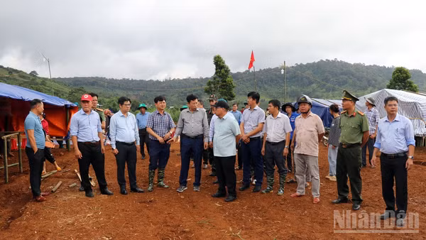 Đoàn công tác tỉnh Lâm Đồng kiểm tra tình hình sạt lở, sụt lún đất và thăm hỏi người dân vùng ảnh hưởng tại thôn Đắk Snao. (Ảnh: VĂN YÊN)
