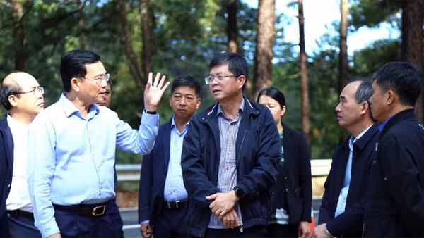 Chủ tịch Ủy ban nhân dân tỉnh Lâm Đồng Hồ Văn Mười (hàng đầu, bên trái) yêu cầu sở chuyên ngành khẩn trương công bố tình huống khẩn cấp về thiên tai tại đèo Prenn, liên quan sạt lở. (Ảnh: N.L)
