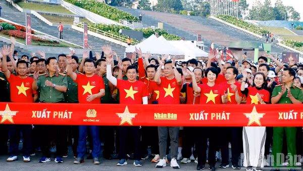 Lãnh đạo tỉnh Lâm Đồng thực hiện nghi thức xuất phát chương trình đi bộ “Cùng Việt Nam tiến bước” do Báo Nhân Dân và Bộ Công an tổ chức năm 2025 trên địa bàn. (Ảnh: Mai Văn Bảo)
