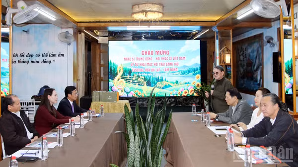 Quang cảnh khai mạc Hội trại sáng tác âm nhạc Festival Hoa Đà Lạt-Lâm Đồng. (Ảnh: BẢO VĂN)