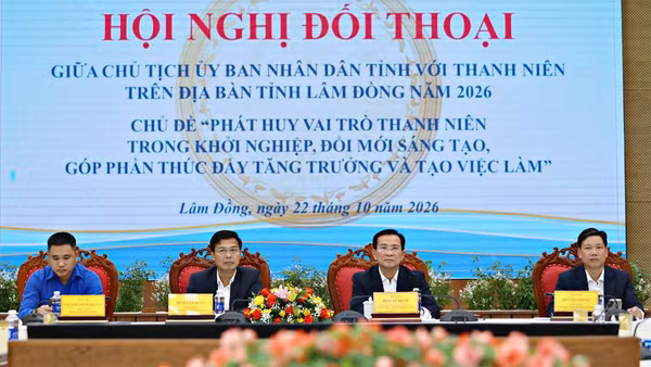 Các đồng chí chủ trì Hội nghị đối thoại giữa lãnh đạo tỉnh Lâm Đồng với thanh niên. (Ảnh: CTV)