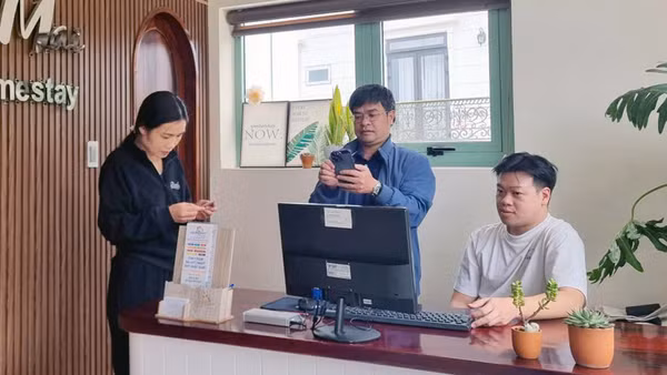Đại diện phường Xuân Hương-Đà Lạt làm việc với cơ sở lưu trú du lịch sau khi chuyến bay Cần Thơ-Đà Lạt không khai thác như lịch trình. (Ảnh: CTV)