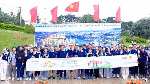 Thông điệp “10 tỷ bước xanh-Vì Việt Nam vững bền” được lan tỏa từ khu vực Lâm Đồng ngàn hoa trong chương trình "Cùng Việt Nam tiến bước" năm 2026. (Ảnh: Mai Văn Bảo)