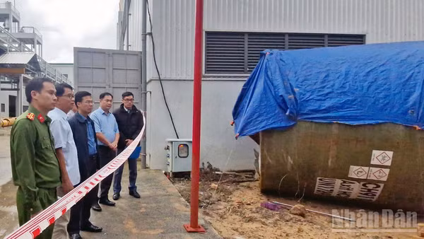 Phó Chủ tịch Ủy ban nhân dân tỉnh Lâm Đồng Đinh Văn Tuấn (giữa) cùng cơ quan chức năng kiểm tra hiện trường vụ việc.