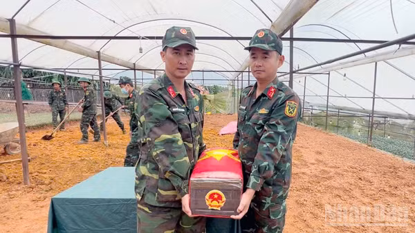 Đội K75 thuộc Bộ Chỉ huy Quân sự tỉnh Lâm Đồng đưa hài cốt liệt sĩ được tìm thấy tại phường Xuân Trường-Đà Lạt an táng tại Nghĩa trang liệt sĩ Đà Lạt. (Ảnh: Đam Trọng)