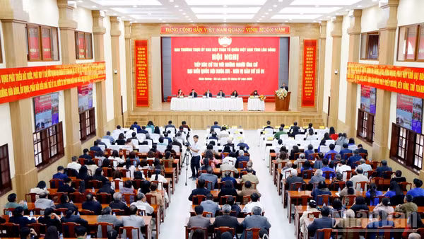 Quang cảnh hội nghị tại hội trường Tỉnh ủy Lâm Đồng.