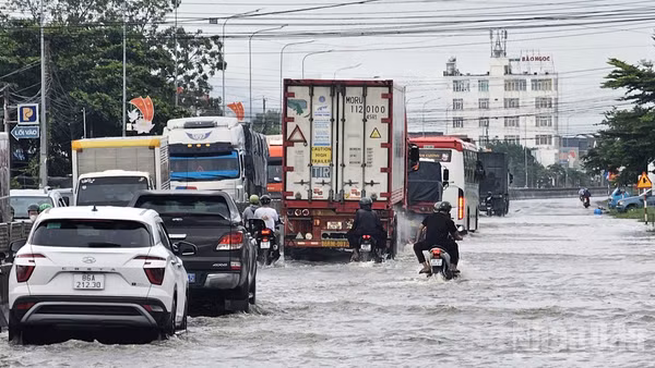 Mưa lớn kéo dài gây ngập cục bộ trên Quốc lộ 1A, đoạn qua địa bàn Lâm Đồng, tháng 9/2026. (Ảnh: BẢO VĂN) 