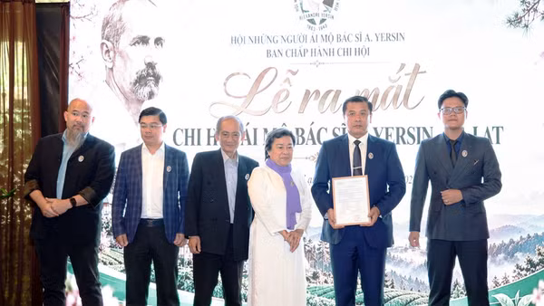 Ban chấp hành Chi hội ái mộ Bác sĩ A.Yersin tại Đà Lạt tại lễ ra mắt. (Ảnh: CTV)