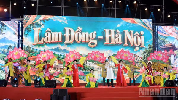 Chương trình nghệ thuật kỷ niệm 50 năm xây dựng và phát triển Vùng kinh tế mới Hà Nội tại Lâm Đồng. (Ảnh: BẢO VĂN)