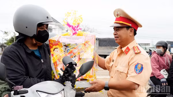 Đội Cảnh sát giao thông đường bộ số 3, Phòng Cảnh sát giao thông Công an tỉnh Lâm Đồng trao quà tặng người dân trên hành trình về quê đón Tết. 