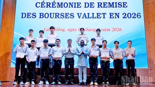 Phó Chủ tịch Quỹ học bổng Vallet Espéran Padonou và Phó Chủ tịch Ủy ban nhân dân tỉnh Lâm Đồng Nguyễn Minh trao học bổng tặng các sinh viên. (Ảnh: BẢO VĂN)