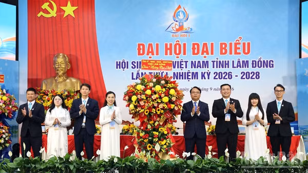 Phó Bí thư Thường trực Tỉnh ủy Lâm Đồng Đặng Hồng Sỹ chúc mừng Đại hội. (Ảnh: BẢO VĂN) 