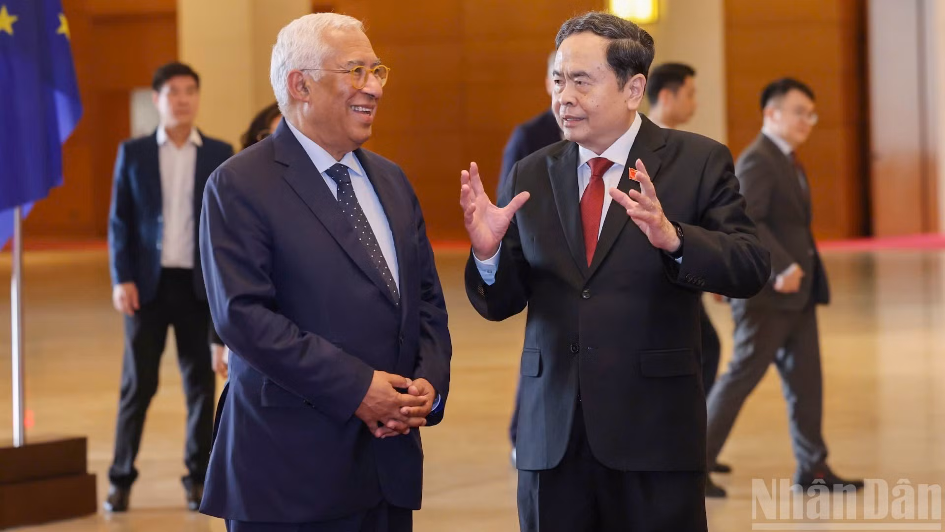 Chủ tịch Quốc hội Trần Thanh Mẫn trao đổi với Chủ tịch Hội đồng châu Âu Antonio Costa. (Ảnh: DUY LINH)