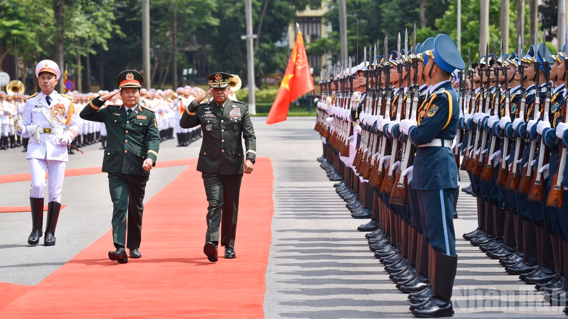 Đại tướng Nguyễn Tân Cương và Đại tướng Romeo Saturnino Brawner Junior duyệt Đội danh dự Quân đội nhân dân Việt Nam. (Ảnh: THẾ ĐẠI)