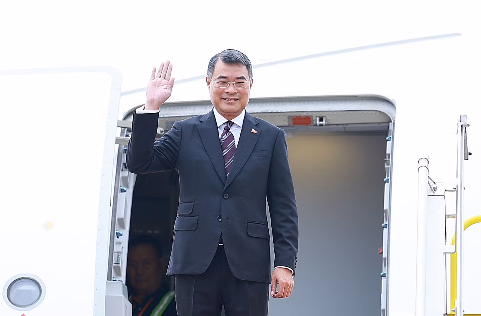 vna-potal-thu-tuong-len-duong-tham-du-hoi-nghi-cap-cao-ky-niem-35-nam-quan-he-asean-nga-tai-kazan-8828822.jpg