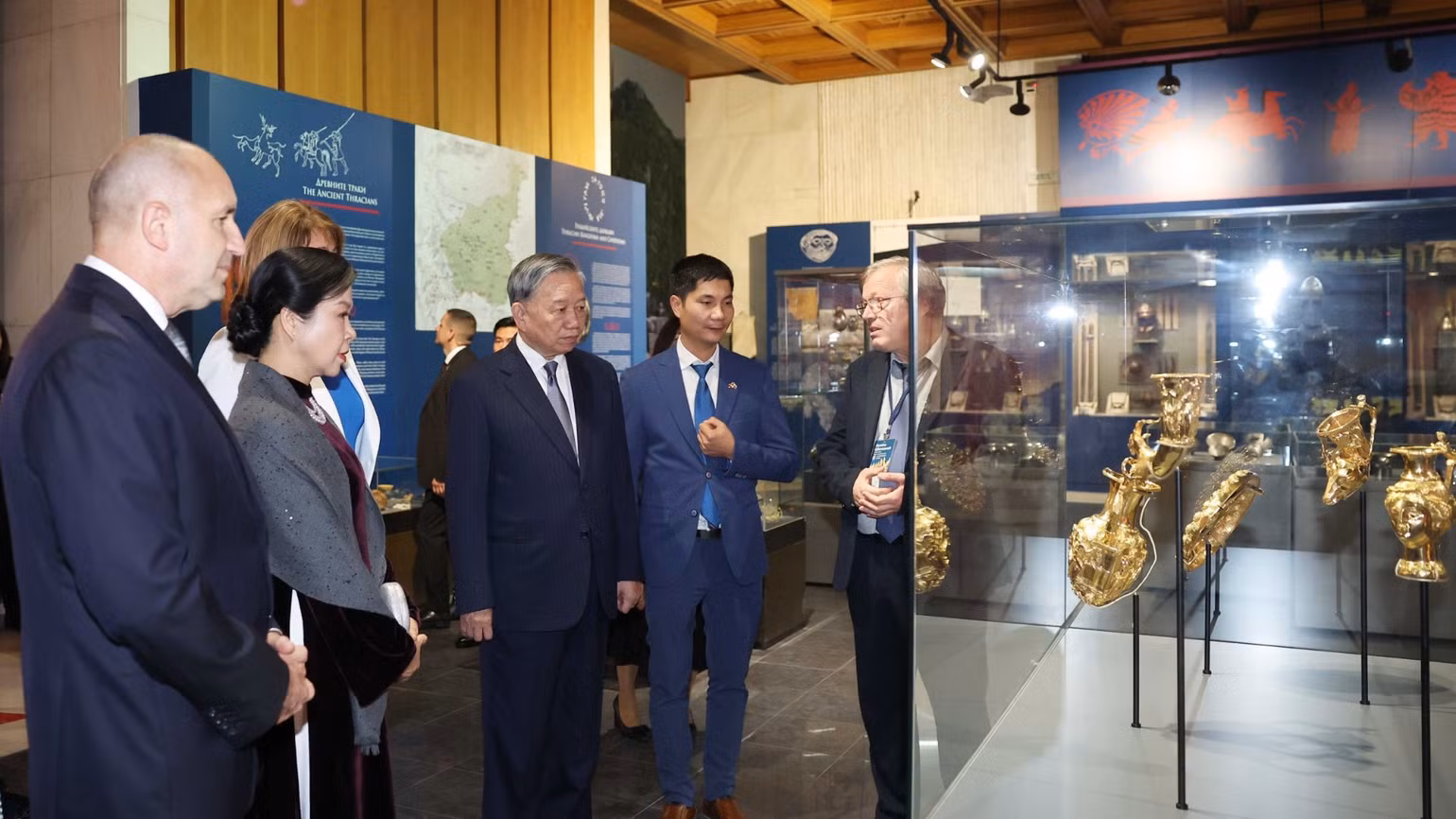 vna-potal-tong-bi-thu-to-lam-va-phu-nhan-voi-tong-thong-cong-hoa-bulgaria-rumen-radev-va-phu-nhan-tham-quan-bao-tang-lich-su-quoc-gia-bulgaria-8358465-6816.jpg