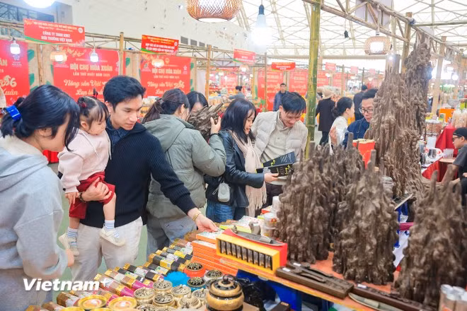 Người dân mua sắm tại Hội chợ Mùa Xuân 2926, (Ảnh: Vietnam+)
