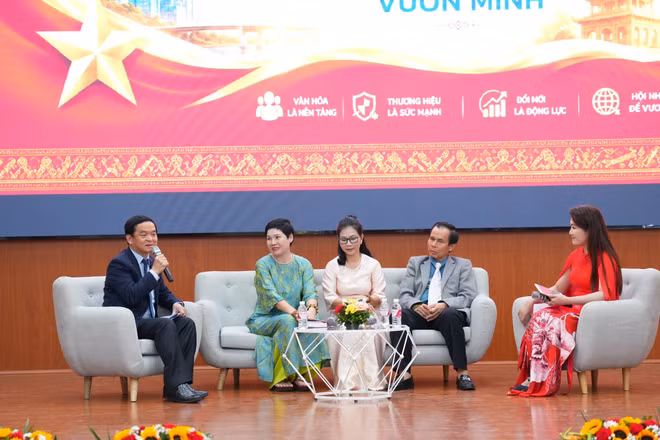 Các đại biểu tham luận tại phiên chuyên đề "Phát triển văn hóa Việt Nam trong hội nhập - gìn giữ và lan tỏa bản sắc dân tộc".
