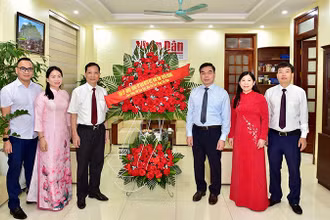 Các đồng chí lãnh đạo tỉnh Tuyên Quang tặng hoa chúc mừng Văn phòng đại diện Báo Nhân Dân tại Tuyên Quang.