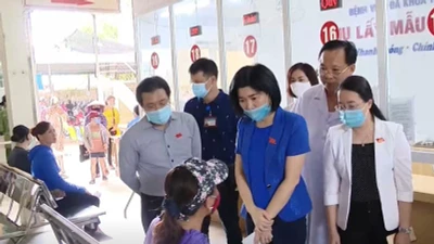 Đoàn công tác của HĐND TP Hà Nội khảo sát thực hiện Quy tắc ứng xử tại Bệnh viện đa khoa Hoài Đức.