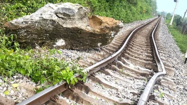 Đá trên núi lăn xuống làm hư hỏng đường sắt bắc-nam, khiến đường sắt bị ách tắc. (Ảnh: CTV)