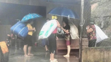 Sáng 30/8, xã Hương Lập, tỉnh Quảng Trị tiến hành sơ tán các hộ dân vùng có nguy cơ sạt lở đất ở thôn Cù Bai.