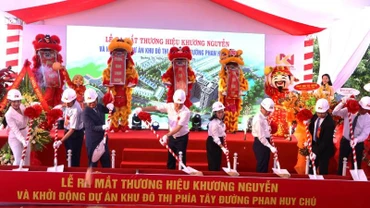 Các đại biểu thực hiện nghi thức khởi công dự án. 
