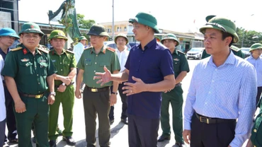 Bí thư Tỉnh ủy (áo sẫm màu) và đoàn công tác đã đến kiểm tra tình hình tại khu neo đậu tránh trú bão tàu cá cửa Gianh. (Ảnh: QV)