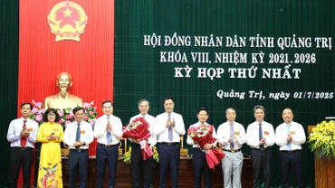 Các đồng chí lãnh đạo Tỉnh ủy tặng hoa chúc mừng Thường trực Hội đồng và một số Ban của Hội đồng nhân dân tỉnh Quảng Trị.