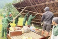 Cán bộ chiến sĩ Đồn Biên phòng Môn Sơn giúp đồng bào tháo dỡ nhà cũ.