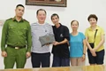 Ông Kweon O Bong (thứ 2, trái sang) nhận lại chiếc ví.