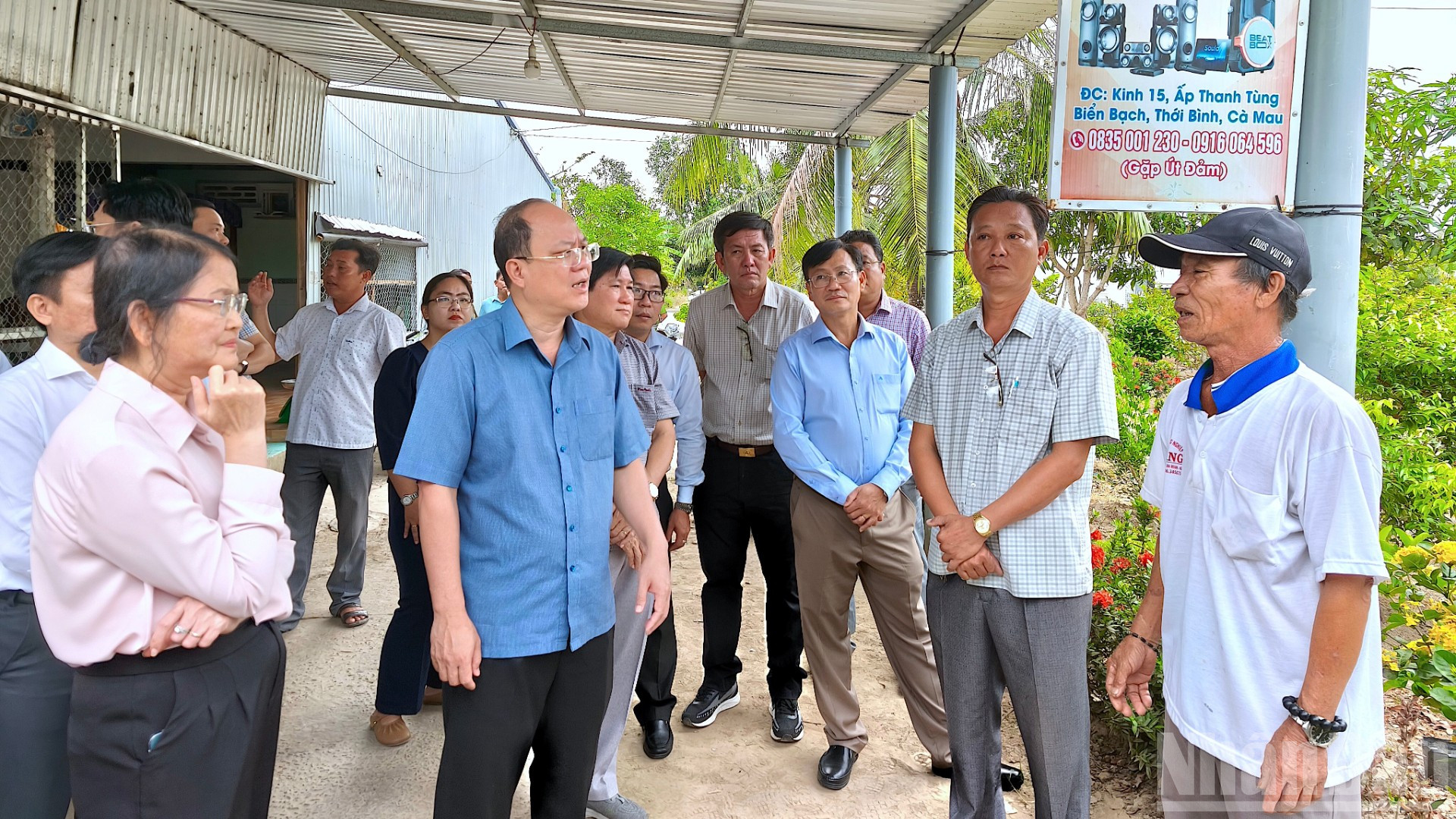 Bí thư Tỉnh ủy Cà Mau Nguyễn Hồ Hải thị sát thực tế ở cơ sở, lắng nghe nguyện vọng của người dân vùng thiếu nước sử dụng trong sinh hoạt ở xã Tân Bằng. 