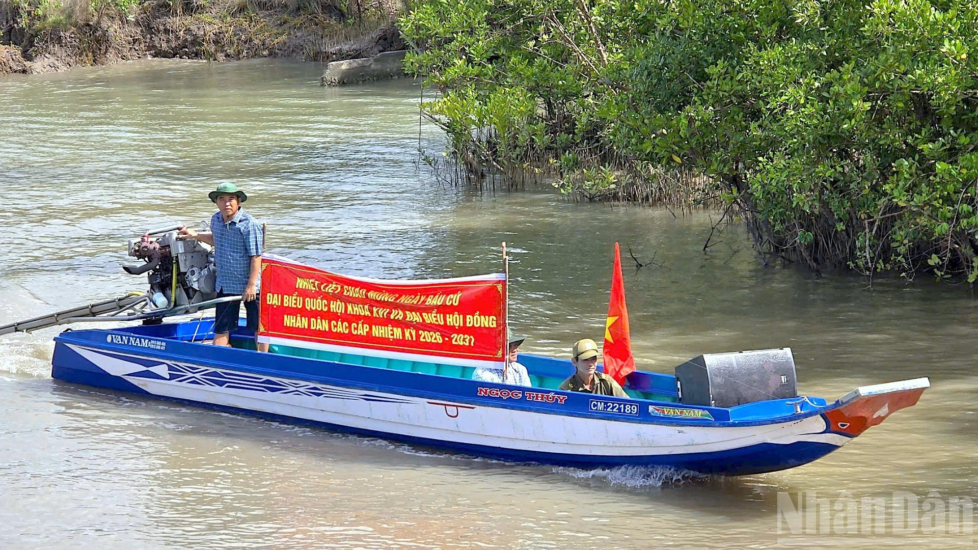 Cán bộ chạy xuồng đến tận những căn nhà ven sông để trao thẻ cử tri, mang lại niềm vui và sự an tâm cho bà con vùng sâu Cà Mau. 