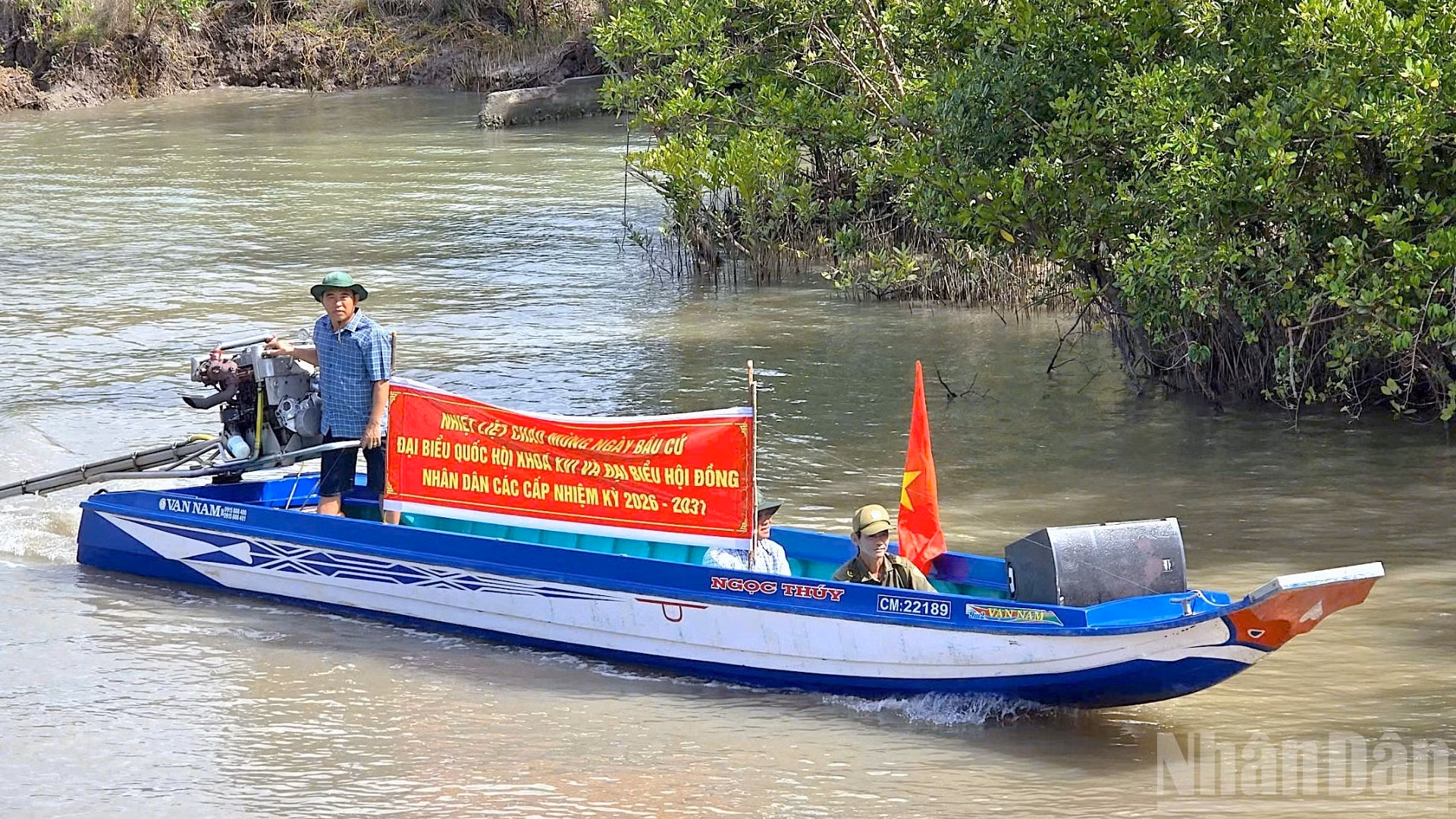 Cán bộ chạy xuồng đến tận những căn nhà ven sông để trao thẻ cử tri, mang lại niềm vui và sự an tâm cho bà con vùng sâu Cà Mau. 
