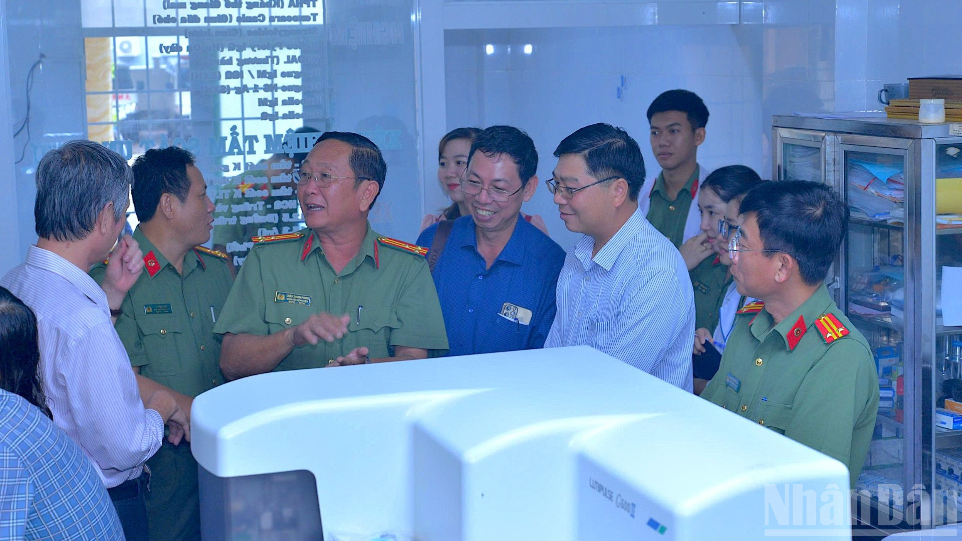 Hội đồng thẩm định kiểm tra, khảo sát quy trình tiếp nhận bệnh nhân và vận hành phần mềm hồ sơ bệnh án điện tử tại Bệnh viện Công an tỉnh Cà Mau. (Ảnh: Hữu Đệ) ndo_br_anh-1-6260.jpg