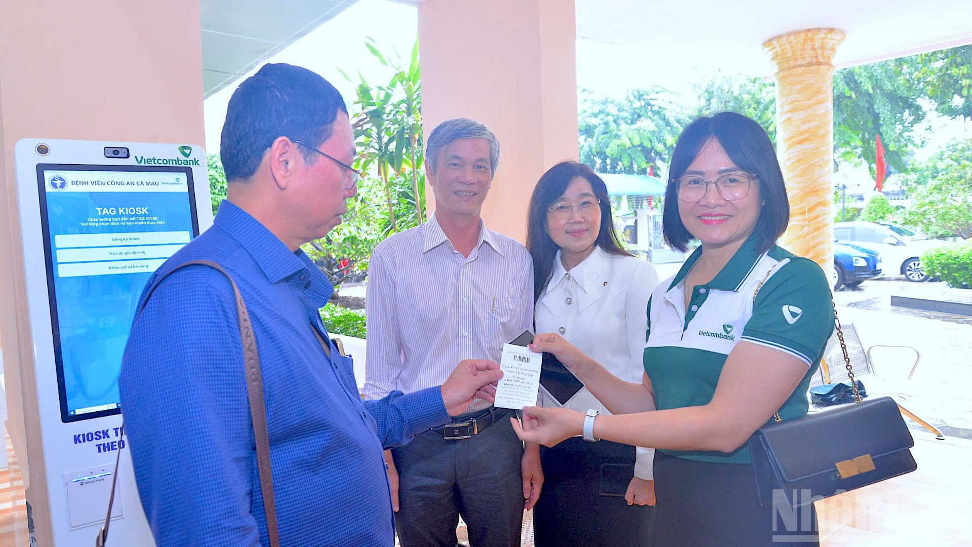 Đăng ký thành công khám bệnh từ máy Kiosk tích hợp thông tin bệnh nhân từ căn cước (hoặc căn cước công dân) tại khu tiếp nhận của Bệnh viện Công an tỉnh Cà Mau. (Ảnh: Hữu Đệ) ndo_br_anh-2-9960.jpg