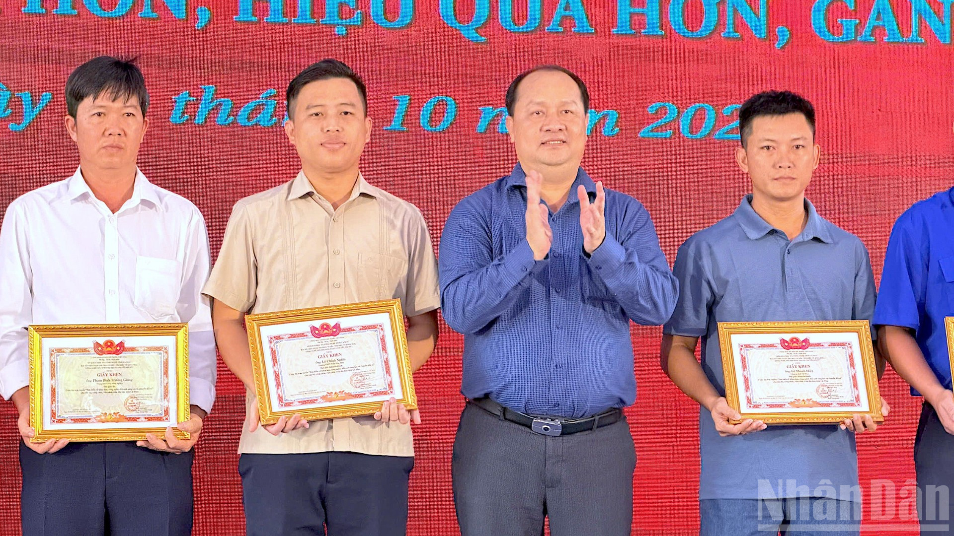 Trao giải Cuộc thi “Tìm hiểu về khoa học, công nghệ, đổi mới sáng tạo và chuyển đổi số” tại chương trình “Cà Mau hưởng ứng Ngày Chuyển đổi số quốc gia năm 2025”. ndo_br_anh-5-1177.jpg