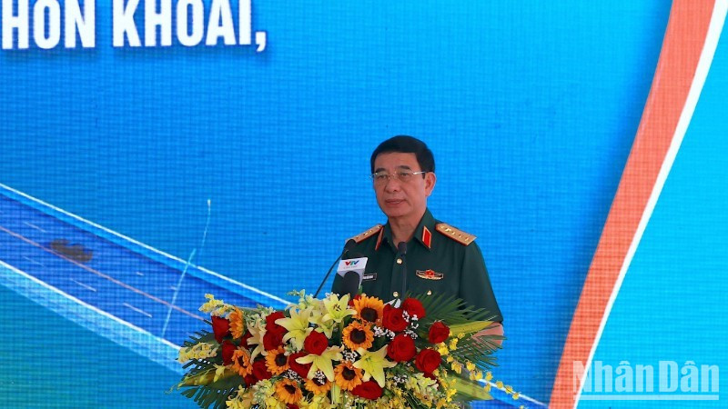Đại tướng Phan Văn Giang, Ủy viên Bộ Chính trị, Phó Bí thư Quân ủy Trung ương, Bộ trưởng Bộ Quốc phòng phát biểu tại buổi lễ khởi công cụm công trình tại Đất Mũi. ndo-br-khoi-cong-16-3853-1662.jpg