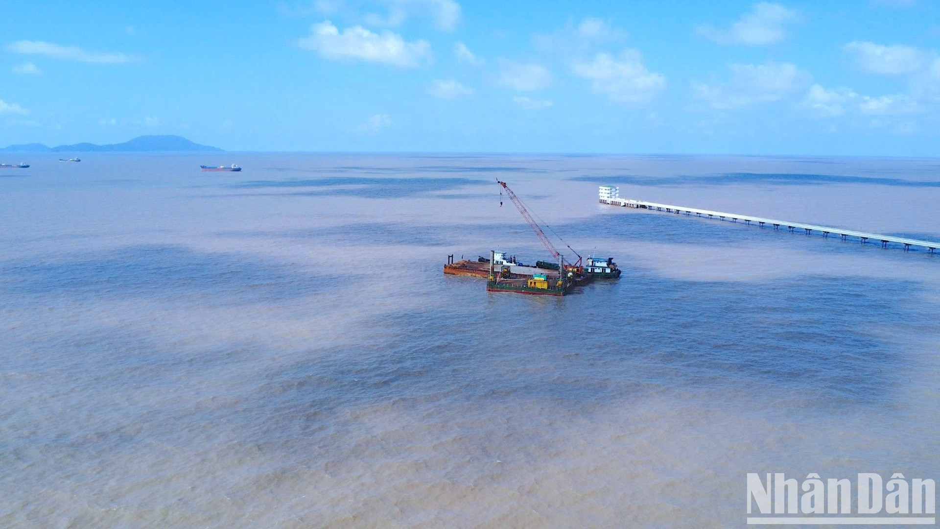 Khu vực biển và vùng nước thi công tuyến giao thông kết nối từ Mũi Cà Mau ra đảo Hòn Khoai, Cảng Tổng hợp Lưỡng dụng Hòn Khoai. ndo-br-khoi-cong-13-8017-9144.jpg