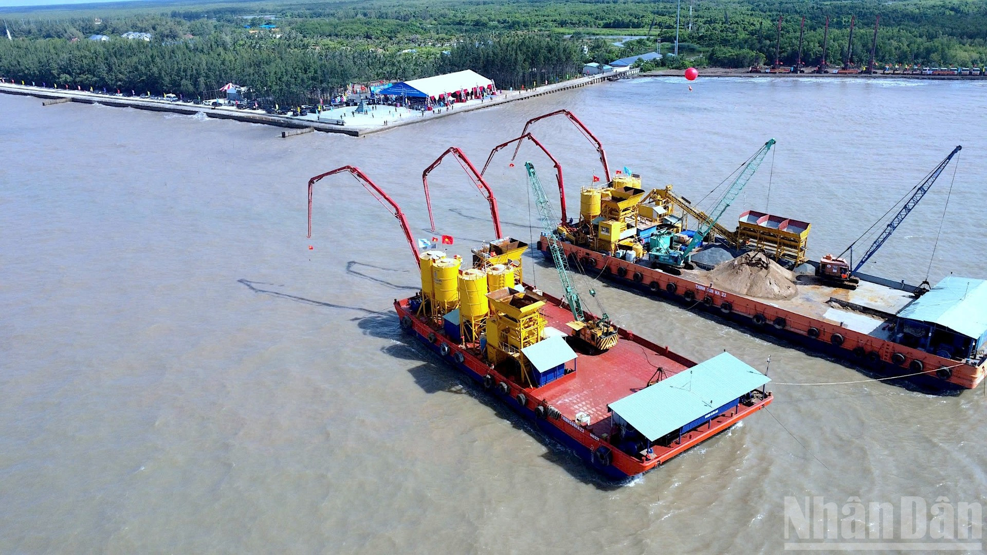 Nhiều sà lan tích hợp máy trộn trên biển phục vụ thi công đường kết nối ra cảng và Cảng lưỡng dụng Hòn Khoai. ndo_br_khoi-cong-11-2108.jpg