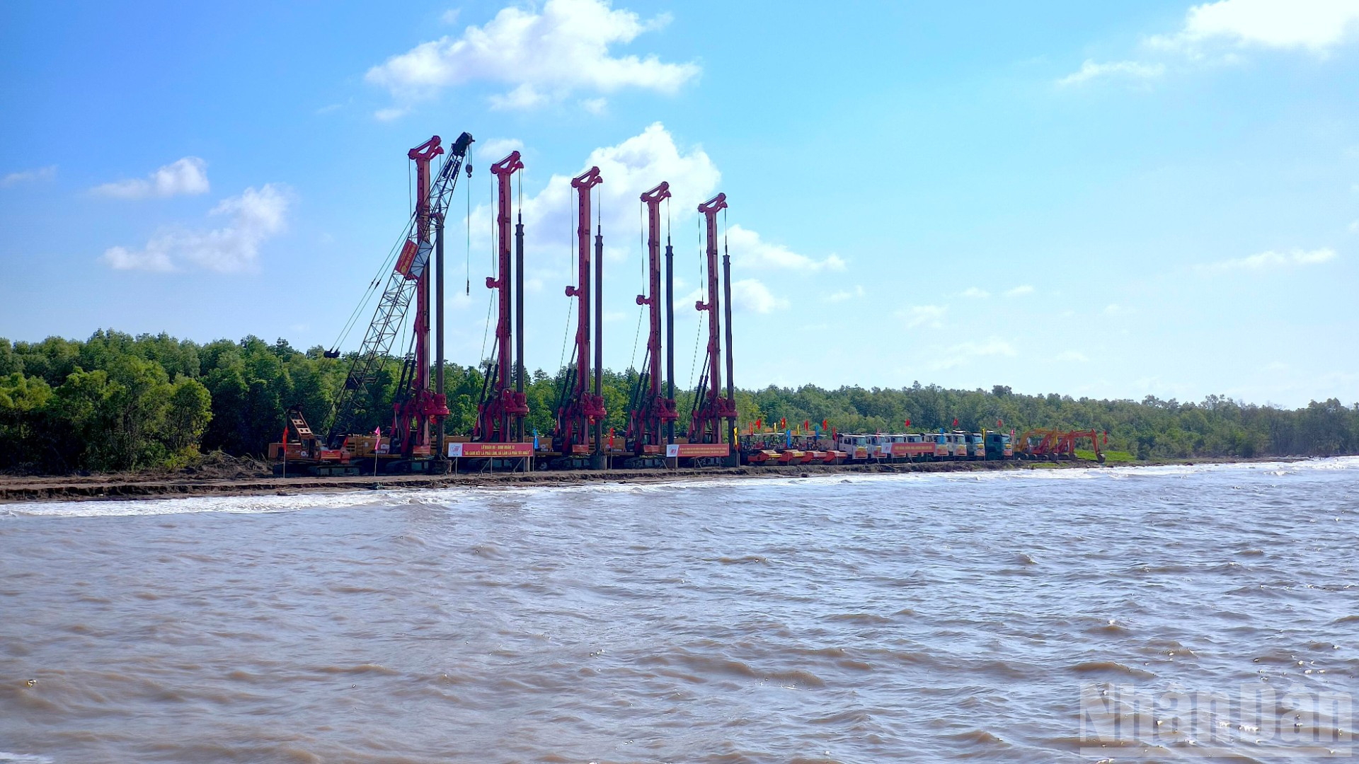 Thiết bị thi công chuyên dụng tập kết sát vị trí khởi công Tuyến đường bộ cao tốc Cà Mau-Đất Mũi, tuyến giao thông kết nối từ Mũi Cà Mau ra đảo Hòn Khoai, Cảng Tổng hợp Lưỡng dụng Hòn Khoai. ndo_br_khoi-cong-8-1956.jpg
