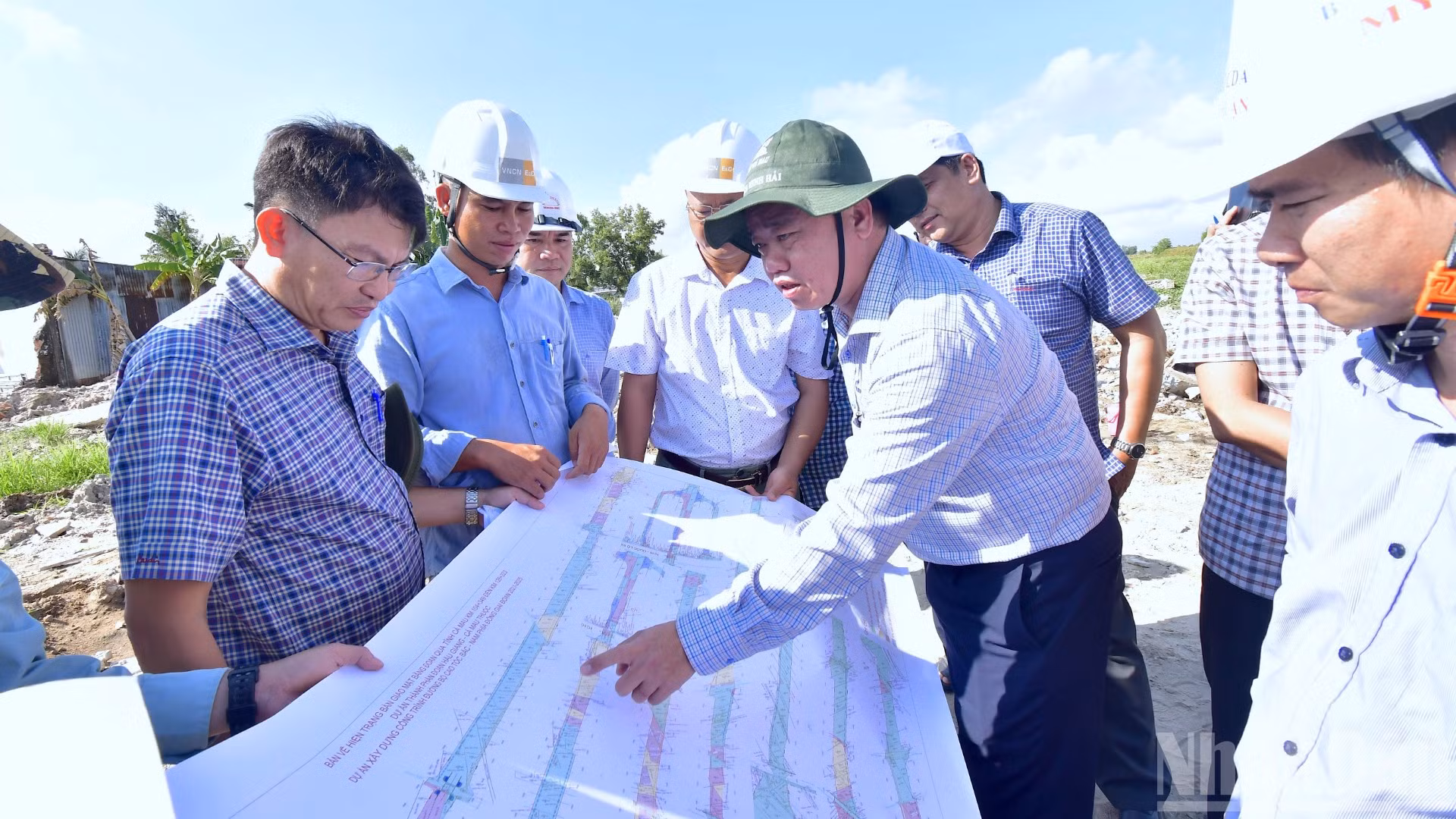 Phó Bí thư Thường trực Tỉnh ủy Cà Mau Huỳnh Quốc Việt (đội nón tay bèo) kiểm tra công tác giải phóng mặt bằng cao tốc đoạn qua tỉnh Cà Mau.