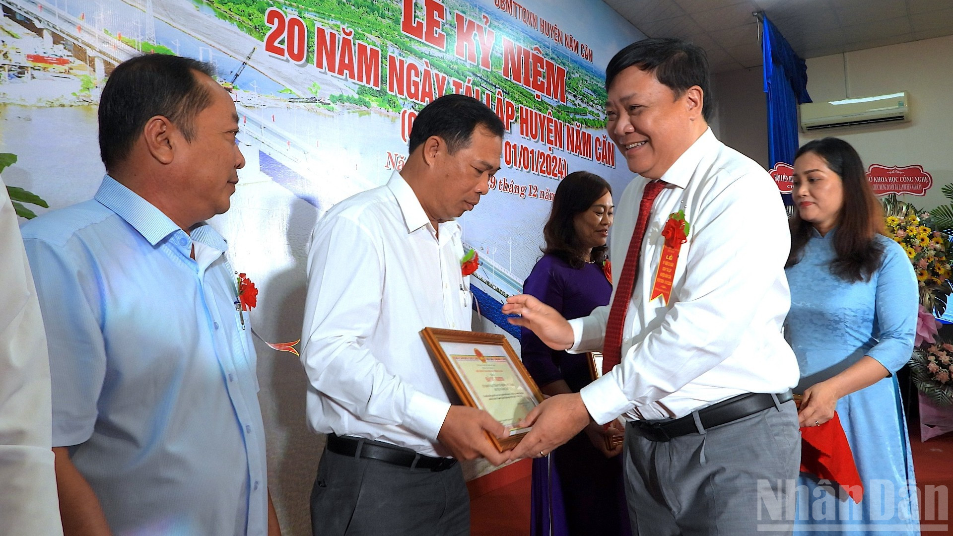 Chủ tịch Ủy ban nhân dân tỉnh Cà Mau Phạm Thành Ngại (bìa phải) tặng Bằng khen cho các tập thể, cá nhân có nhiều đóng góp cho sự phát triển chung của quê hương Năm Căn. ndo_br_anh-6-4968.jpg
