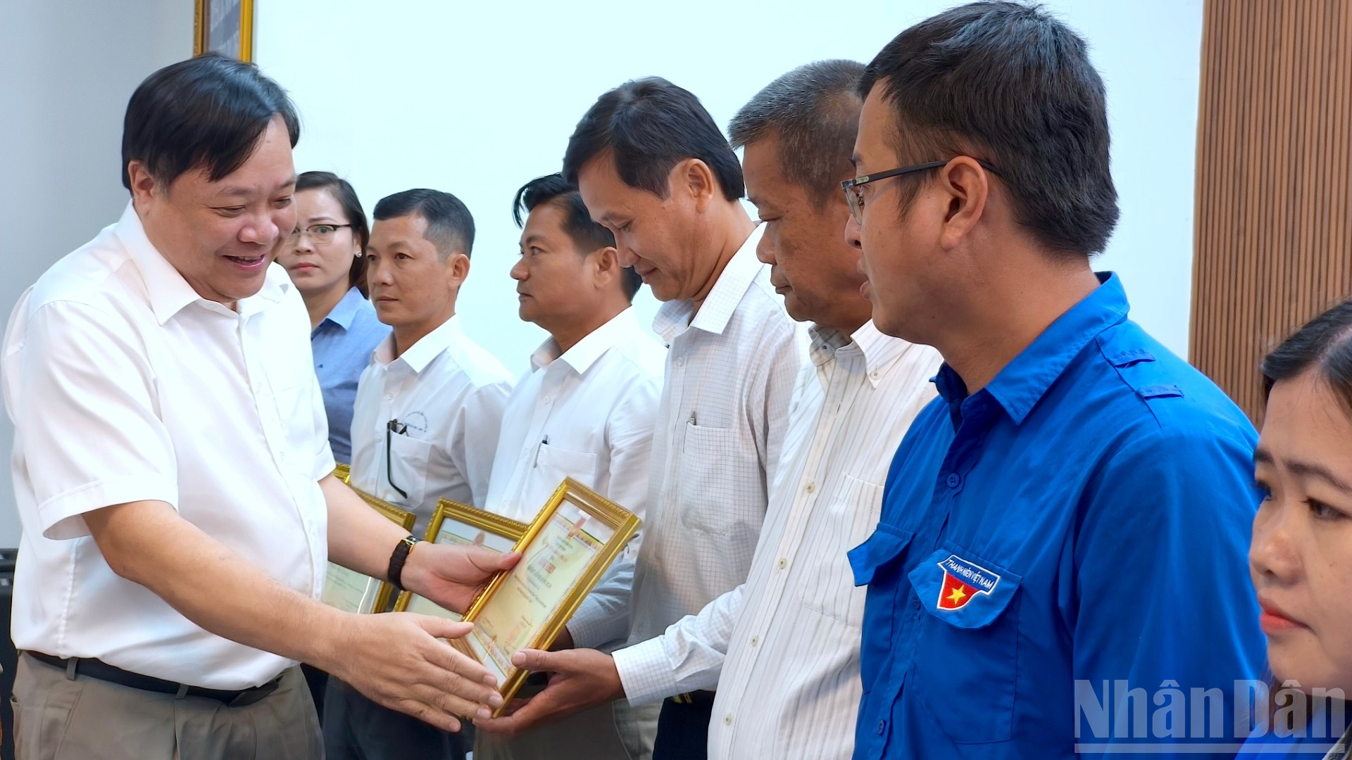Chủ tịch Ủy ban nhân dân tỉnh Cà Mau Phạm Thành Ngại (bìa trái) tặng Bằng khen tuyên dương những cá nhân có nhiều đóng góp trong “xóa nhà tạm, nhà dột nát”. ndo_br_anh-8-884.jpg