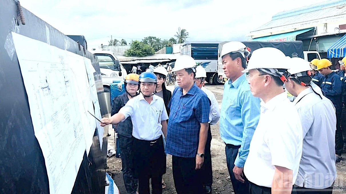 Phó Bí thư Thường trực Tỉnh ủy Cà Mau Huỳnh Quốc Việt (giữa, áo sơ mi xanh tay ngắn) kiểm tra công trình bờ kè tại khu vực Bạc Liêu. ndo_br_anh-5-1763-7321.jpg