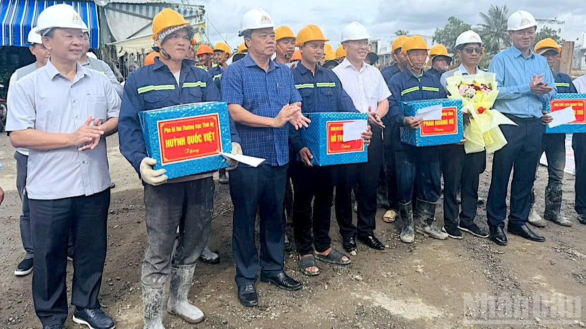 Phó Bí thư Thường trực Tỉnh ủy Cà Mau Huỳnh Quốc Việt (thứ 3 từ trái qua) tặng quà động viên lực lượng thi công kè ở khu vực Bạc Liêu. ndo_br_anh-9-5959-202.jpg