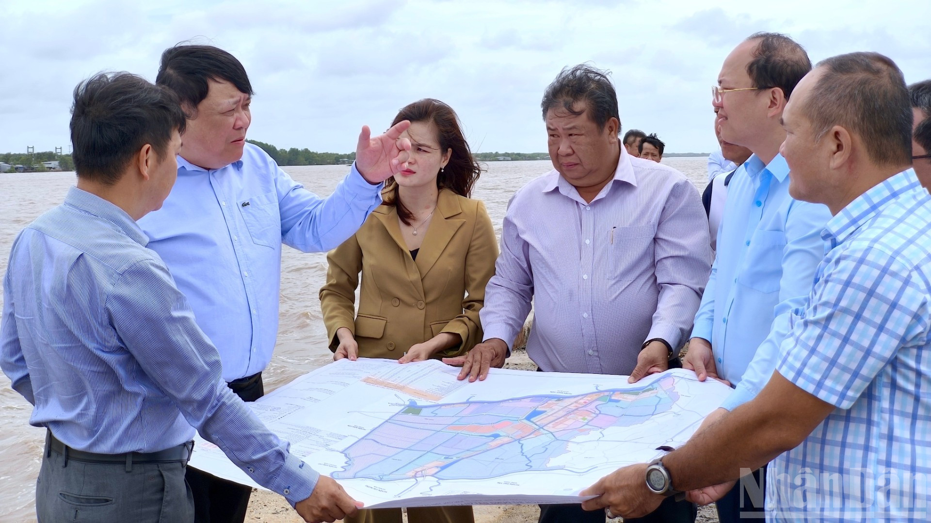 Chủ tịch Ủy ban nhân dân tỉnh Cà Mau Phạm Thành Ngại (chỉ tay) khảo sát việc đầu tư hạ tầng ở Khu kinh tế Năm Căn. ndo_br_anh-3-6804.jpg